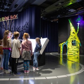 Eingangsszenario der Mitmachausstellung Die kleine Hexe