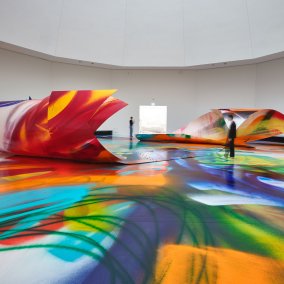Ein Foto von dem Hirsch auf der Kuppel vom Kunstgebäude, über das mit Sprühfarbe gemalt wurde