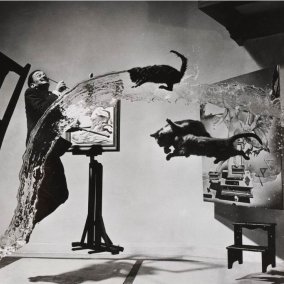  Philippe Halsman, Dalí Atomicus, ca. 1948, Staatsgalerie Stuttgart, Graphische Sammlung, erworben 2025 aus Mitteln der Museumsstiftung Baden-Württemberg, Sammlung Dietmar Siegert, © Philippe Halsman Estate 2026, Salvador Dalí, Fundació Gala-Salvador Dalí / VG Bild-Kunst, Bonn 2026
