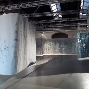 Überfluss - Klingendes Papier von Clemens Schneider Clemens Schneider Überfluss 2020 Staatsgalerie Stuttgart Graphische Sammlung erworben 2023 mit Mitteln des Ministeriums für Wissenschaft, Forschung und Kunst Baden- Württemberg für zeitgenössische Kunst © VG Bild-Kunst, Bonn 2025, Foto: Clemens Schneider