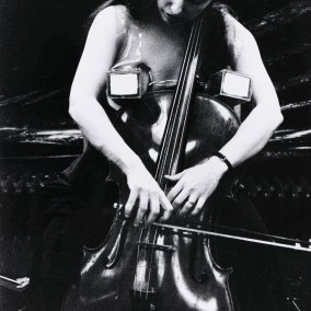 TV-Bra for Living Sculpture (Nam June Paik 1969), performed von Charlotte Moorman am 9.11.1970 in Köln, Staatsgalerie Stuttgart, Archiv Sohm, Foto: Hanns Sohm