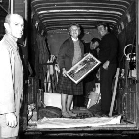 Marie-Lucie Cornillot sortant des œuvres d'un camion