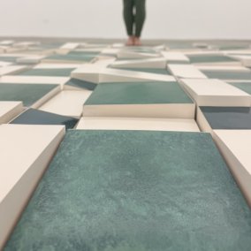 Visuel de l'évènement : yogi devant l'oeuvre de Annie Wan Lai-kuen