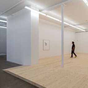 Vue de la deuxième salle de l'exposition sur l'oeuvre de Vittorio Santoro, Persona (Chair/Megahone), 2020. 