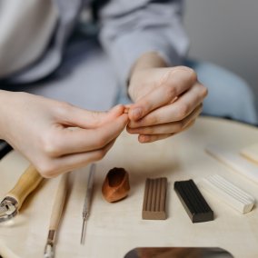Visuel qui illsutre l'atelier modelage