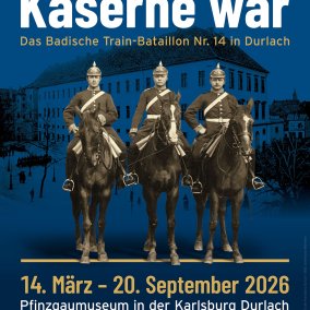 Plakat mit drei Reitern in Uniform auf Pferde. Der blaue Hintergrund zeigt die Karlsburg in Durlach.