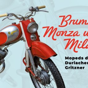 Brummi, Monza und Milano. Mopeds der Durlacher Firma Gritzner Plakat in Hellblau und Rot mit Ausstellungstitel und Ausschnitt eines roten Mopeds.
