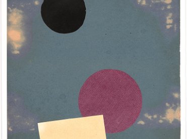 Geometrische Komposition bestehend aus einer Collage. Ein grauer Hintergrund mit einem schwarzen und einem violetten Kreis, im Vordergrund ein schräges Quadrat.