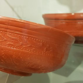 Tönerne Schüssel mit verziertem Rand in Vitrine