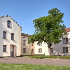Blick auf das Gebäude, in welchem das Fundarchiv untergebracht ist, hell mit sandsteinfarbenen Absetzungen