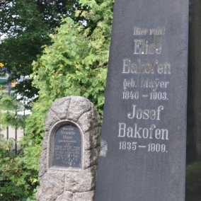 Teilausschnitt des Grabmals für Josef und Elise Bakofen, im Hintergrund ein weiterer Grabstein auf dem Jüdischen Friedhof