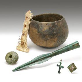 Historische Funde wie Gefäß, Kreuz, Speerspitze u.a.