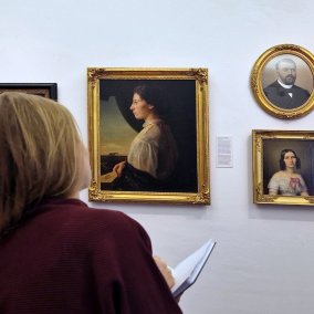 Blick in die Ausstellung auf Gemälde, welche als Vorlage dienen