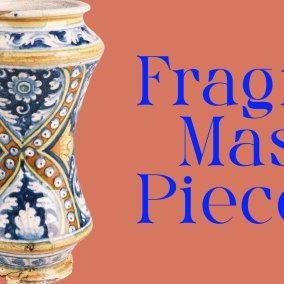Links ein Apothekengefäss aus Keramik auf einem Terracotta-Rot, in der Mitte der Titel der Ausstellung "Fragile Masterpieces"