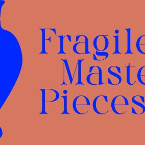 Blaue Schrift auf Terracotta-Hintergrund "Fragile Master Pieces", links ein Apothekengefässst, 