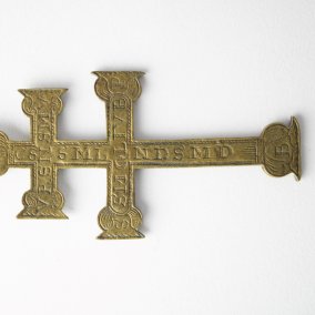 Amulett in der Form des Kreuzes von Caravaca, darauf eingraviert der Benediktussegen. Metall-Amulett in der Form des Kreuzes von Caravaca, darauf eingraviert der Benediktussegen