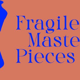 Blaue Schrift auf Terracotta-Hintergrund "Fragile Master Pieces", links ein Apothekengefäss das blau eingefärbt ist.