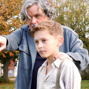 Lucas Hector qui incarne le personnage de François avec le réalisateur Christophe Barratier