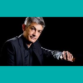 Vincent De Murcia propose un spectacle où les textes des grands poètes et chanteurs ne sont plus chantés mais dits par lui, se chevauchent avec le piano.