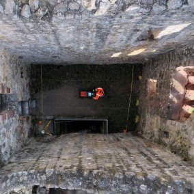 Bodenradarmessung entlang eines festgelegten Messrasters (Foto: Nathalie Pickarts, LAD)