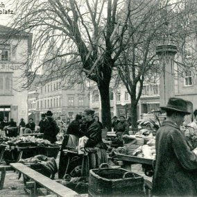 Markt in Lörrach um 1910. Postkarte Sammlung Dreiländermuseum