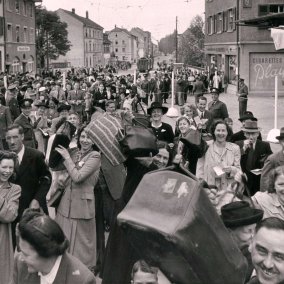Aufnahme aus der Fotoserie des Fotografen Hanns Tschira vom Hebeltag, Sonntag, 11. Mai 1947 in Lörrach, als erstmals nach dem Krieg, die Grenzen zwischen der Schweiz und Deutschland geöffnet wurden. Sammlung DLM Fo 2079d Aufnahme aus der Fotoserie des Fotografen Hanns Tschira vom Hebeltag, Sonntag, 11. Mai 1947 in Lörrach, als erstmals nach dem Krieg, die Grenzen zwischen der Schweiz und Deutschland geöffnet wurden. Sammlung DLM Fo 2079d