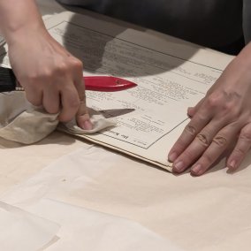 Reinigungsarbeiten an bibliophilen Büchern