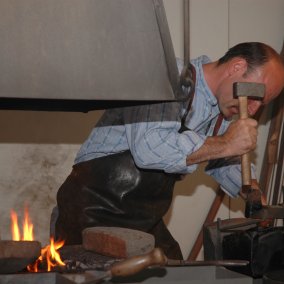 Es werden im Fricktaler Museum Rheinfelden Nägel geschmiedet!