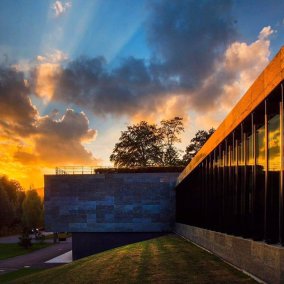 image d'architecture contemporaine au soleil couchant