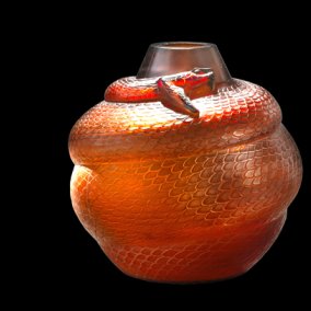Vase Serpent en verre rouge - le gros serpent dont on voit les écailles est enroulé autour d'un vase rond et a la gueule ouverte au niveau du col du vase