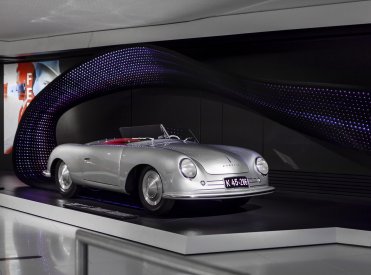 Porsche 356 "Nr. 1" devant un ruban lumineux