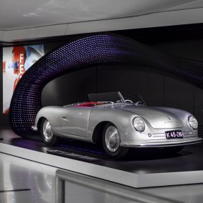 Porsche 356 "Nr. 1" devant un ruban lumineux