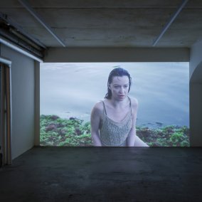 Ausstellungsansicht «Raumfahrt VIII», 2026, Museum Langmatt, Baden, Nefeli Chrysa Avgeris, «Songs from within», 2023, Video, 13:03 min.