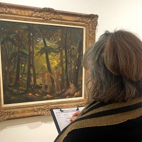 Bild: Ausstellungssansicht «Waldeslust», Richard Kissling, Waldlandschaft mit Badenden, um 1905 