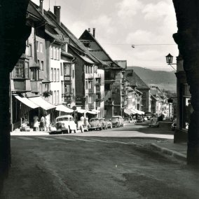 Blick durch das Schwarze Tor auf die Obere Hauptstrasse in Rottweil.