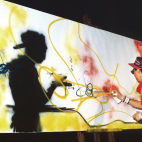 Futura 2000 en train de bomber, pendant le NYC Rap Tour, Lyon, 1982