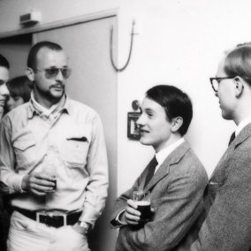 Gerry Schum und Ursula Wevers mit Gilbert & George bei der Eröffnung der Ausstellung »The Paintings« von Gilbert & George im Kunstverein für die Rheinlande und Westfalen, Düsseldorf, 1971 