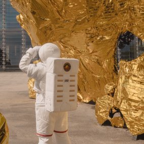 Astronaut schaut in die Ferne