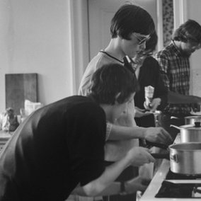 Jugendherberge: Gäste am Kochen in der Gemeinschaftsküche, 1968. Foto: Hans Bertolf, Staatsarchiv Basel-Stadt, BSL 1013 1-3787 2