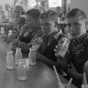 Schulkinder trinken Milch mit Strohhalmen aus Glasflaschen, 1938. Foto: Lothar Jeck, Staatsarchiv Basel-Stadt, BSL 1060c 3/10/47