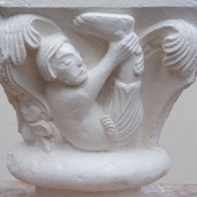 Kapitell mit Skiapode (Schattenfüssler), Basler Münster, nordöstliches Emporenrundfenster des Chors, Ende 12. Jh., Gipsabguss von 2021. Foto: MKK, Walter Derungs