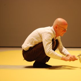 Der Künstler Wolfgang Laib mit seiner Arbeit Blütenstaub von Haselnuss