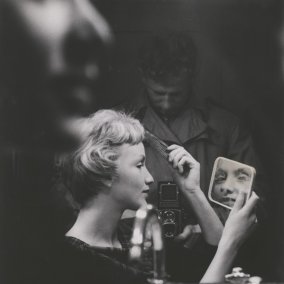 Ansagerin Heidi Abel spiegelt sich beim Schminken vor einem TV-Auftritt gleich doppelt, Zürich 1960, Foto: unbekannt © StAAG/RBA