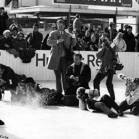 Siegfried Kuhn (ganz links) und andere Fotografen in Aktion während der Eiskunstlauf Weltmeisterschaftskür von Gary Visconti in Davos, 22.-27.2.1966. Foto: unbekannt ©StAAG/RBA