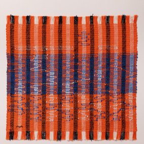 Anni Albers, Intersecting, 1962,Baumwolle und Kunstseide, 40×42 cm, Josef Albers Museum Quadrat Bottrop, Foto: Philipp Ottendörfer  © 2025 The Josef and Anni Albers Foundation/Prolitteris, Zurich