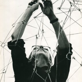 Gego installing Reticulárea. Museo de Bellas Artes, Caracas, 1969.  © Foto: Juan Santana © Fundación Gego