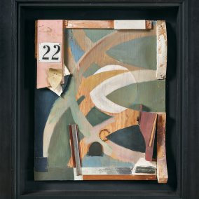 Kurt Schwitters, Die frühlingstür, 1938, Assemblage aus Öl, Holz, Gips, Metall, Schuhabsatz, Pappe und Leder(?) auf Holz genagelt, 87,8 × 72 cm. Courtesy Galerie Gmurzynska