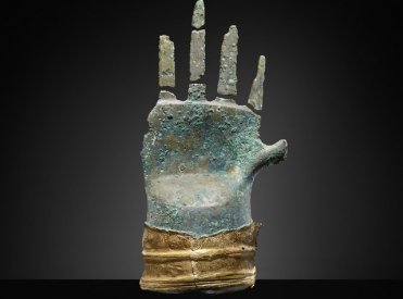 Main en bronze de Prêles, © Service archéologique du canton de Berne, Philippe Joner