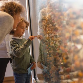 Menschenmasse an Konzert oder Ähnlichem. Von hinten fotografiert. Es sind keine Gesichter zu sehen.