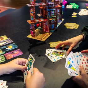 Spielkarten, Figuren und Würfel